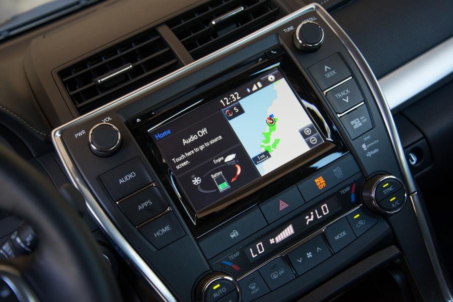 Toyota Camry Hybrid 2015 года  (US) (фото 15 из 28)